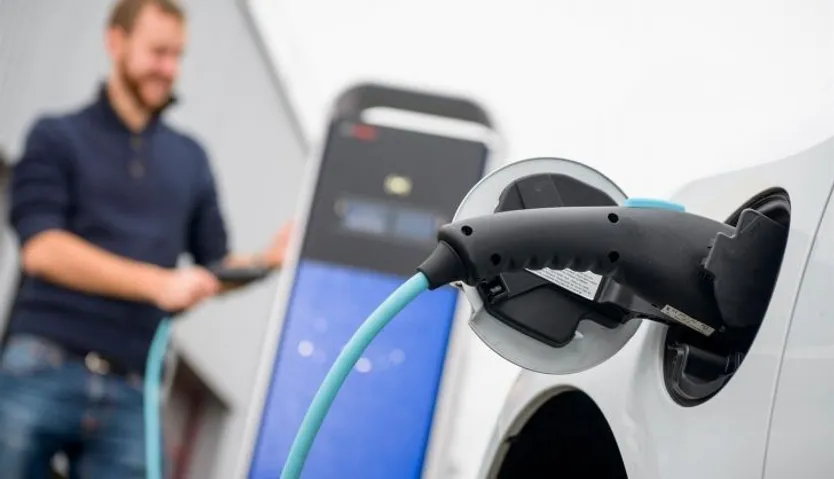 Punto de carga de un vehículo eléctrico. | EP