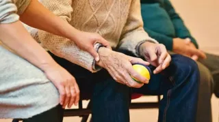 Asistente social con anciano | Foto Infosalus