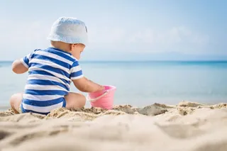 Bebé jugando en la playa | Europa press