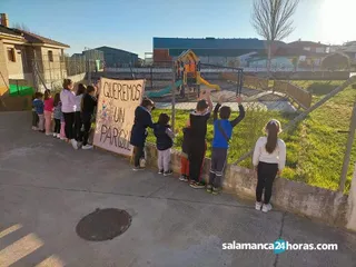 Los padres de Topas reclaman al Ayuntamiento un parque infantil para sus hijos