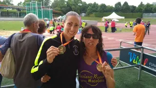 Pilar García e Isabel Almaraz posan con su medalla de oro / FOTO: Ricardo Adrados