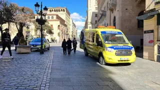 Policía Local y ambulancia en la plaza de los Bandos. Fotografía de archivo