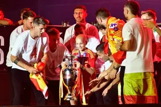 Jugadores de la Selección Española junto a María Caamaño en la celebración del título de la Eurocopa 2024 | EUROPA PRESS