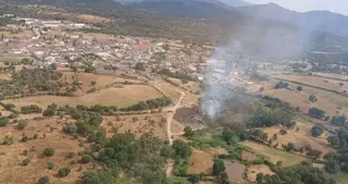 Fuentes de Béjar, incendio en una zona arbolada. FOTO: JCYL