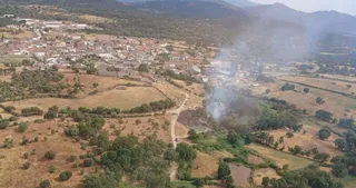 Fuentes de Béjar, incendio en una zona arbolada. FOTO: JCYL