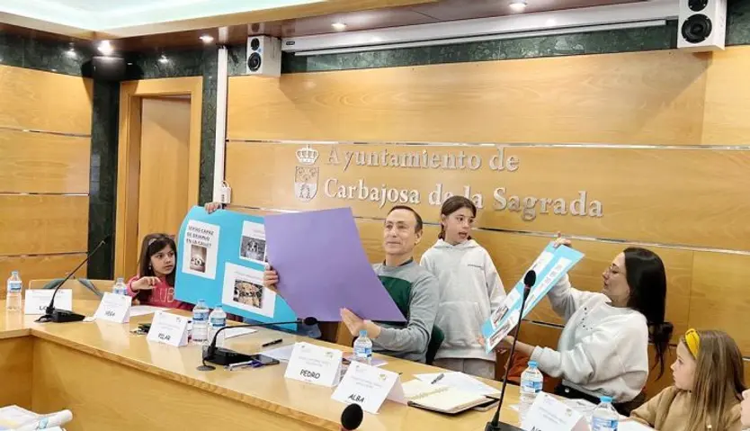 Los escolares de Carbajosa de la Sagrada en el Consejo de Niños y Adolescentes junto con el alcalde, Pedro Samuel Martín (1)