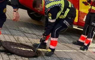Bomberos en la calle de Jesús Arambarri. Foto S24H
