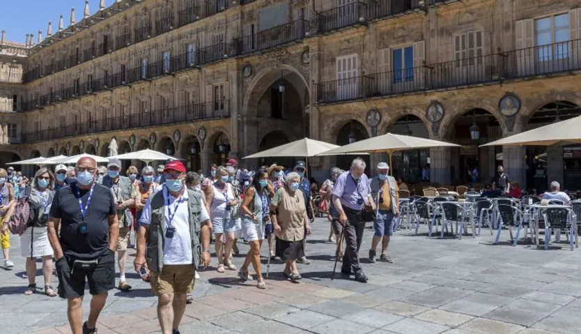 Turistas por las calles de Salamanca. Foto ICAL. (2)