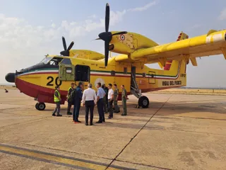 Los dos aviones-cisterna del Mecanismo Europeo de Protección Civil aterrizan en Matacán (Salamanca). Permitirán transportar cantidades superiores a los 5.500 litros de agua para la lucha contra incendios. ICAL.