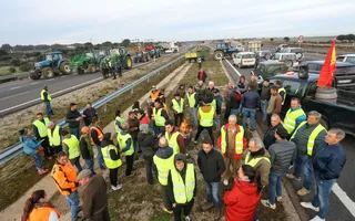 Una nueva tractorada corta la A 62 y la N 620 en Fuentes de Oñoro