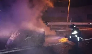 los bomberos de benavente extinguen una barricada en la carretera