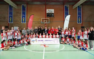 Mañueco en un encuentro con jugadoras del Programa Regional de Detección (PRD) de la Federación de Baloncesto de Castilla y León. ICAL