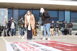Los hosteleros romplen platos durante su protesta en Salamanca (5)