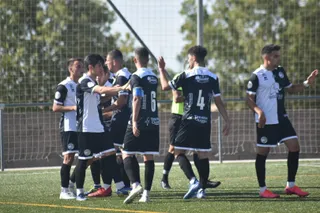 Los jugadores del filial de Unionistas celebran uno de sus goles al Fabero | FOTO USCF BASE