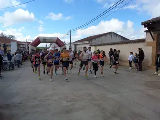 La localidad Armuñesa de Tardáguila ha celebrado en la calurosa mañana de este domingo la sexta edición de su carrera popular