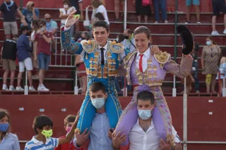 Salida a hombros en Carrascal de Barregas