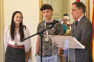 El alcalde de Salamanca, Carlos García Carbayo, recibe a los piragüistas Yaiza Sánchez y Pedro Gómez.