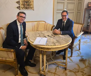 El alcalde de Salamanca, Carlos García Carbayo, y el director general de la entidad financiera, Víctor Manuel Martín López,