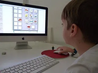 Un niño en el ordenador conectado a Internet haciendo actividades del colegio. Foto EP