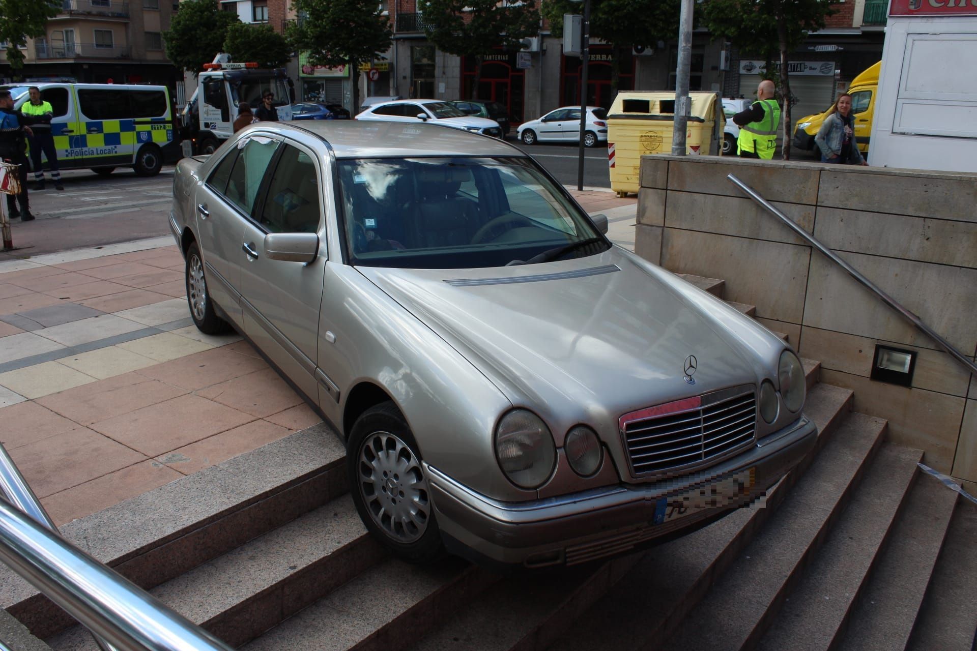 Veh&iacute;culo atrapado en las escaleras de Vialia. Foto Carlos H.G
