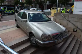 Vehículo atrapado en las escaleras de Vialia. Foto Carlos H.G