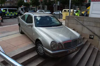 Vehículo atrapado en las escaleras de Vialia. Foto Carlos H.G