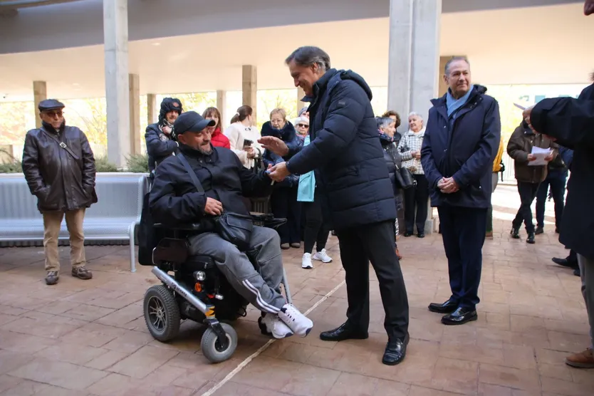 El alcalde de Salamanca, Carlos García Carbayo, entrega las llaves de la nueva promoción de viviendas protegidas en alquiler en Capuchinos