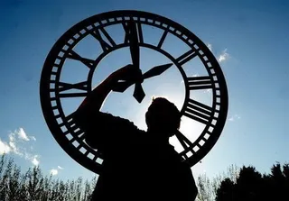 Este fin de semana se cambia la hora: ¿dormimos una hora más o una menos?