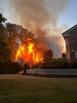 Imágenes de los primeros instantes del incendio, con las llamas muy próximas a unas viviendas - Foto: Dani Benito