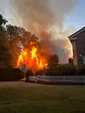 Imágenes de los primeros instantes del incendio, con las llamas muy próximas a unas viviendas - Foto: Dani Benito