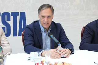 Carlos García Carbayo en el Maribel Sánchez Bernal y Carlos García Carbayo en el Raúl de la Hoz en el desayuno informativo del PP para presentar el programa electoral del PP de cara a las elecciones europeas. Foto Carlos H.G