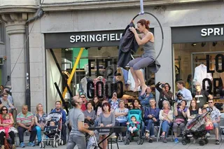 Circo, música y danza en monocromo
