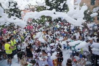 Chupinazo inicio de fiestas, desfile de peñas con batukada