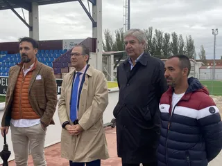 Los concejales Fernando Carabias y Javier García junto a representantes de Unionistas y RS Monterrey | FOTO SALAMANCA24HORAS.COM