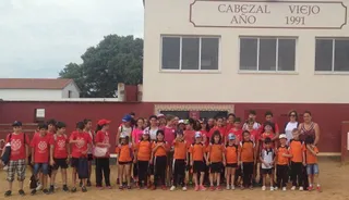 Alumnos de los colegios Antonio Machado y Santísima Trinidad visitan la ganadería de José Cruz