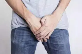 Hombre con la mano en los genitales. Foto Infosalus