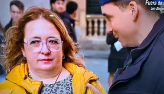 Elizabeth, una salmantina jugando en el programa 'Lo sabe, no lo sabe' de Xuxo Jones. Imagen @cuatro_tv_