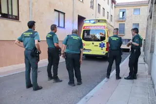 Una persona se precipita a un patio interior en Villamayor