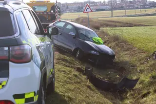 Pierde el control de su coche y termina en la cuneta de la carretera de Cabrerizos | Mateo G. J.