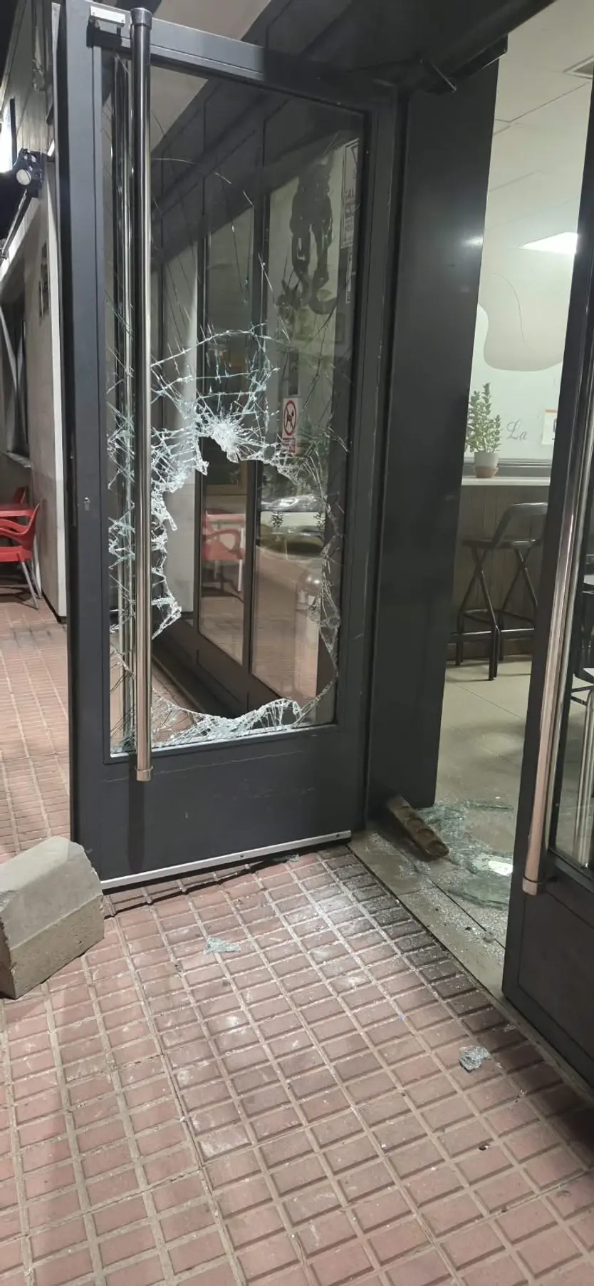 Puerta rota del restaurante de la gasolinera del Recinto Ferial de Salamanca que ha sido asaltado en la madrugada de este domingo 16 de agosto