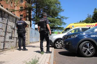 La Policía Nacional en el Hospital de Salamanca después de que un hombre haya sido agredido por otro en la avenida de la Merced | FOTO SALAMANCA24HORAS.COM