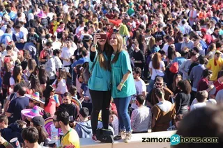Dos chicas se hacen un 'selfie' en una celebración de la Politécnica