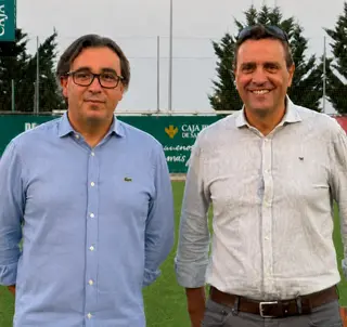 Manuel Sánchez (izquierda), nuevo presidente de la UD Santa Marta.