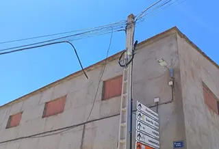 Cables colgando tras el robo del tendido del teléfono en Rollán. Imagen Ayto Rollán.