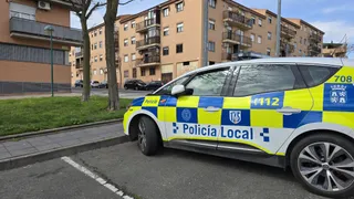 Policia local en un incendio en la Calle de Pedro Vidal