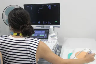 GALERÍA | Curso de simulación de amniocentesis para enseñar la técnica en el Hospital Virgen Vega