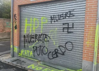 Mensajes de odio pintados en la fachada de un negocio de Villoria | Ayuntamiento de Villoria
