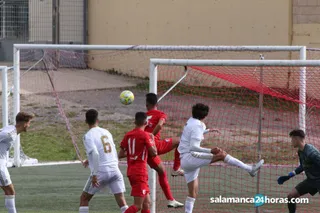Marcos Báez remata de cabeza en un Santa Marta DH - Real Madrid DH | FOTO SALAMANCA24HORAS.COM