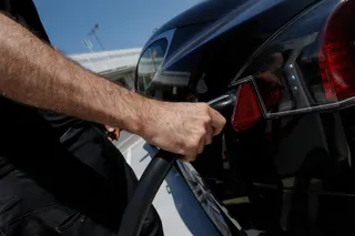 Una persona recarga un coche eléctrico en un punto de recarga. EP