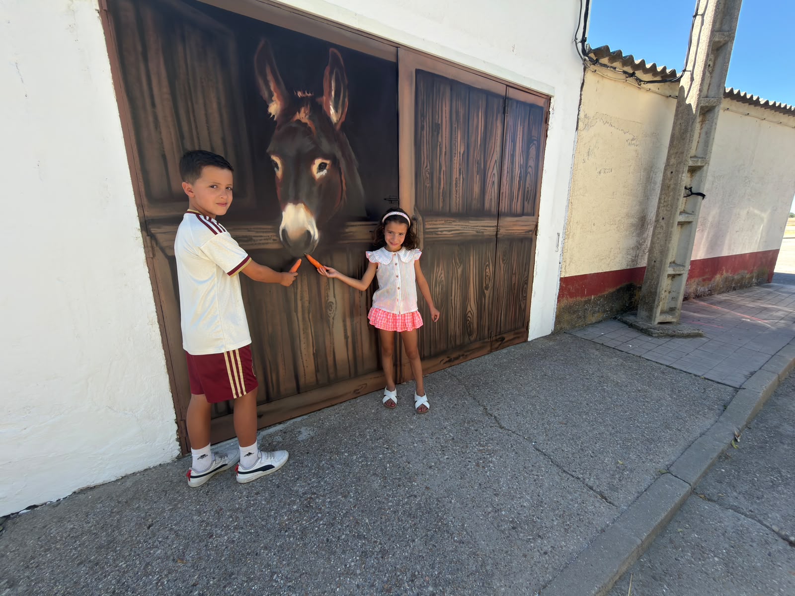 Ni&ntilde;os Simulando Dar De Comer Al Burro Pintado Por El Artista Daniel Mart&iacute;n